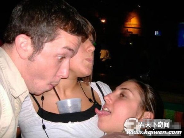 国外女孩喝酒的疯狂招数