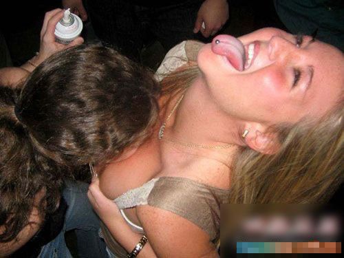疯癫的酒醉女人袒胸露乳斗艳图集(组图)